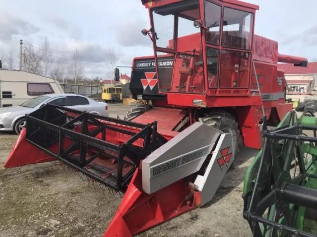 Oldtimer-Mähdrescher des Typs Massey Ferguson 525, Neumaschine in Вінниця (Bild 1)
