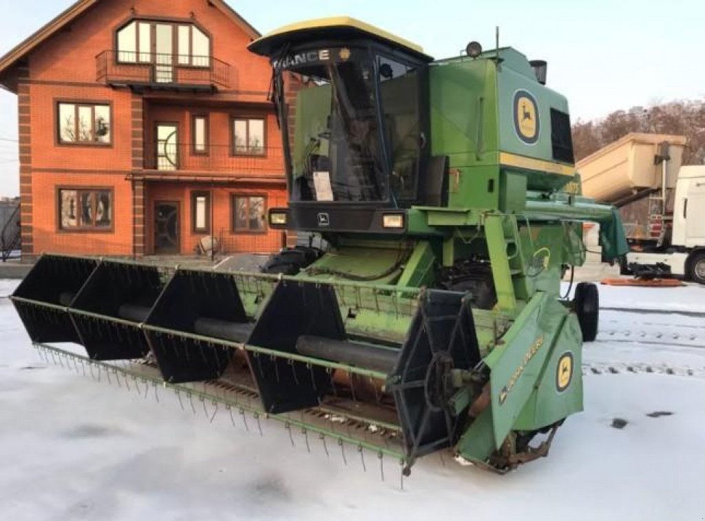 Oldtimer-Mähdrescher des Typs John Deere 1075, Neumaschine in Вінниця (Bild 3)