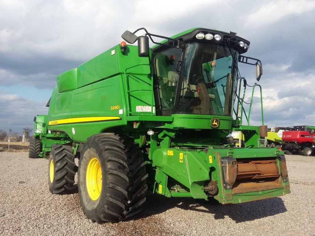 Oldtimer-Mähdrescher des Typs John Deere S690i, Neumaschine in Біла Церква (Bild 8)