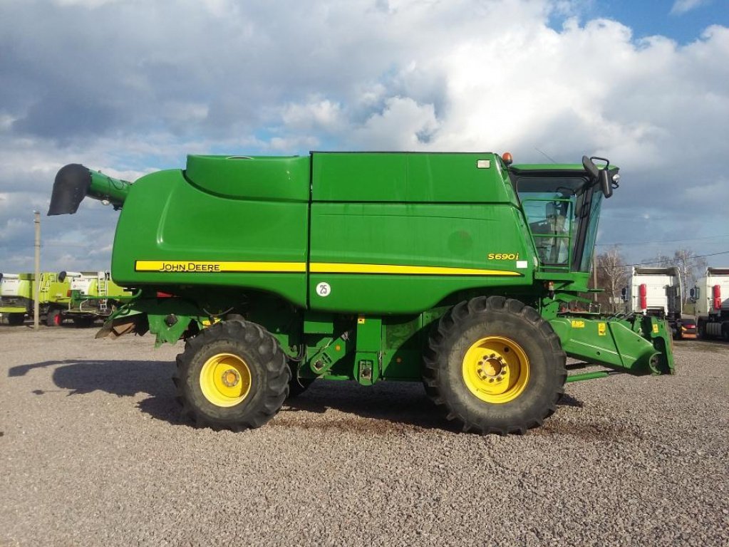 Oldtimer-Mähdrescher des Typs John Deere S690i, Neumaschine in Біла Церква (Bild 7)