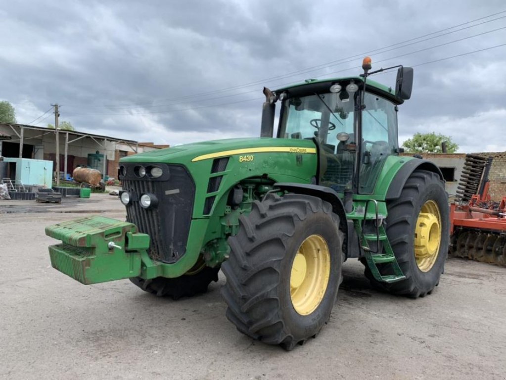 Oldtimer-Traktor des Typs John Deere 8430, Gebrauchtmaschine in Макаров (Bild 1)