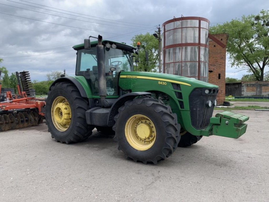 Oldtimer-Traktor des Typs John Deere 8430, Gebrauchtmaschine in Макаров (Bild 2)