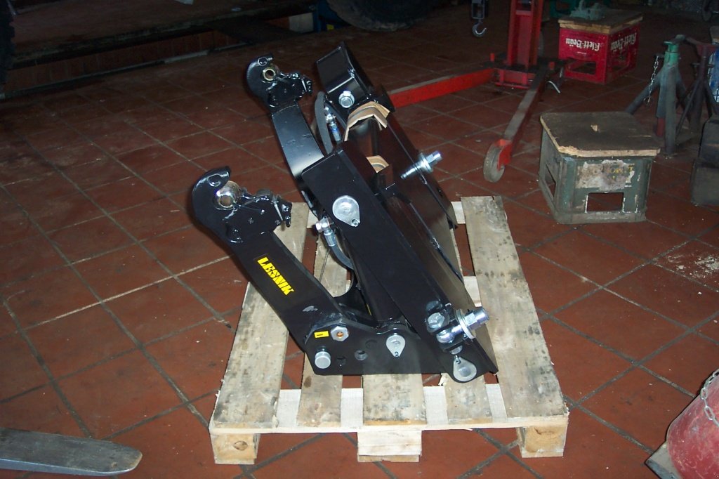 Traktor des Typs Mercedes-Benz Fronthydraulik 2 Zyl. für MB trac und Unimog, Neumaschine in Haselbach (Bild 4)