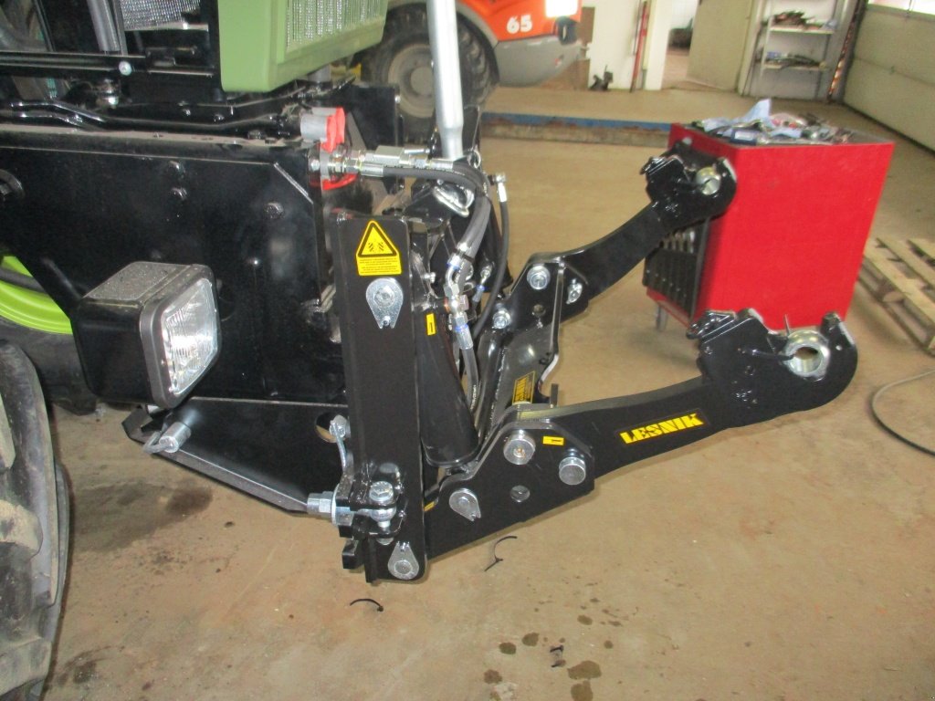 Traktor des Typs Mercedes-Benz Fronthydraulik 2 Zyl. für MB trac und Unimog, Neumaschine in Haselbach (Bild 1)