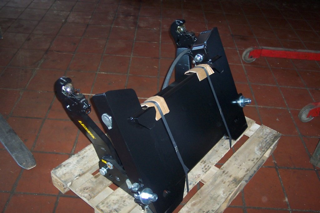 Traktor des Typs Mercedes-Benz Fronthydraulik 2 Zyl. für MB trac und Unimog, Neumaschine in Haselbach (Bild 5)