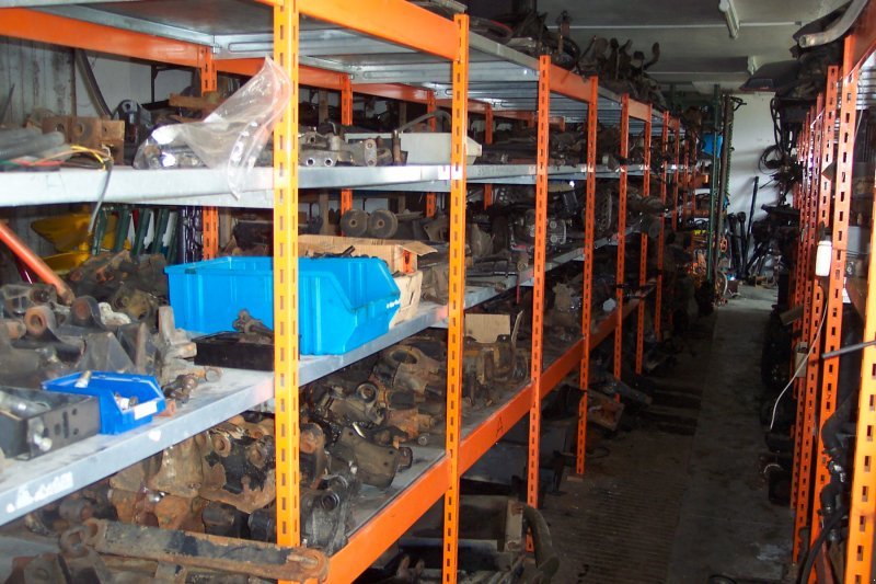 Unimog des Typs Mercedes-Benz Großes Ersatzteillager an gebrauchten Unimog und MB Track Teilen, Gebrauchtmaschine in Haselbach (Bild 2)