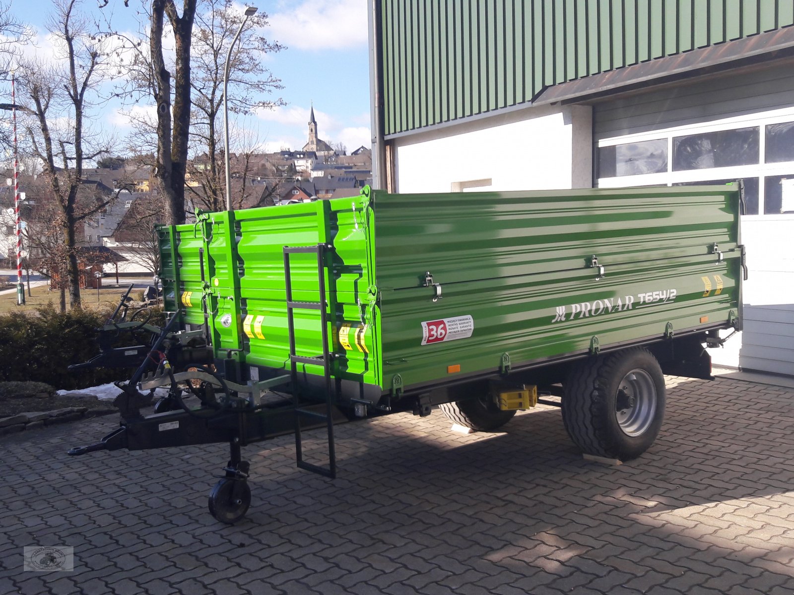 Kipper des Typs PRONAR T654/2. 40Km/h. "NEU" 6to. ZV. Breitreifen. Auflaufbremse+Rückmatik 50er-Bordwandaufsätze., Neumaschine in Tschirn (Bild 1)