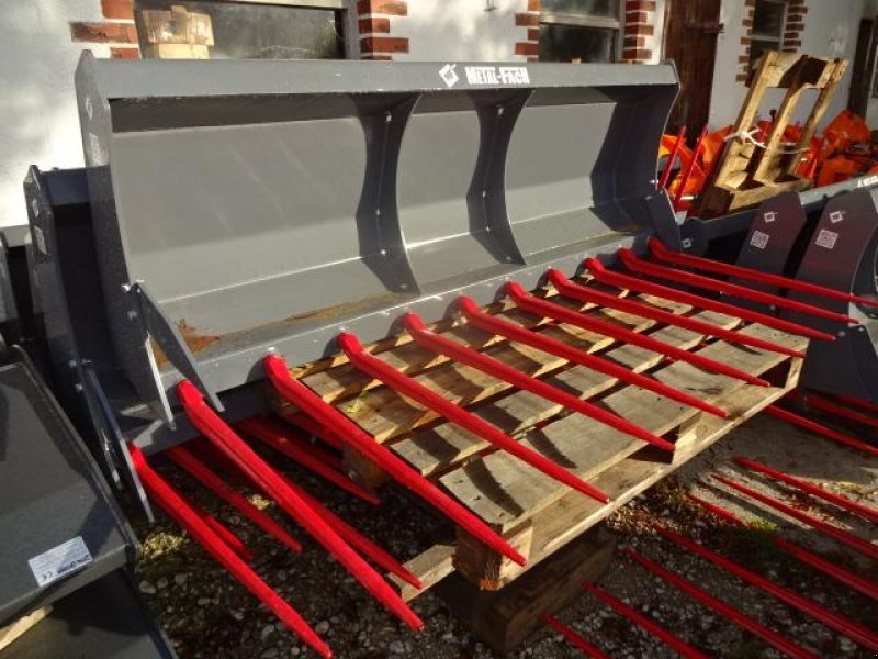 Frontladerzubehör des Typs M&H Dunggabeln 1,2 bis 2,4 Meter Euro Schnellwechselanbau, Neumaschine in Neureichenau (Bild 2)