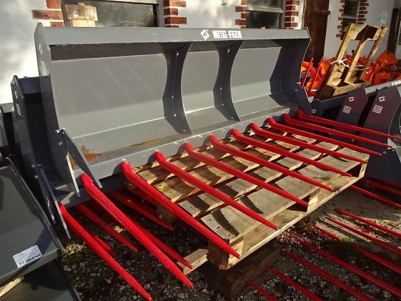 Frontladerzubehör des Typs M&H Dunggabeln 1,2 bis 2,4 Meter Euro Schnellwechselanbau, Neumaschine in Neureichenau (Bild 19)