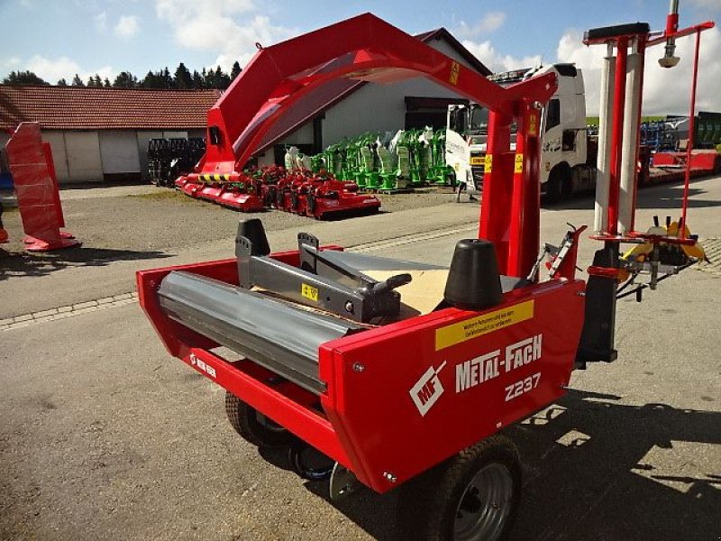 Ballenwickler des Typs Metal-Fach NEU - Z 237 -  -Ballenwickelgerät-  Selbstlader, Neumaschine in Neureichenau (Bild 1)