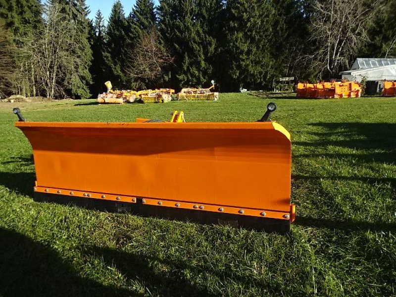 Schneepflug des Typs H-L-M SP-H 270 -H- hydraulisch schwenkkbar- auch in Größen 2,2 Meter - 2,5- Meter - 2,7 Meter- 3- Meter- 3,3, Meter, Neumaschine in Neureichenau (Bild 1)