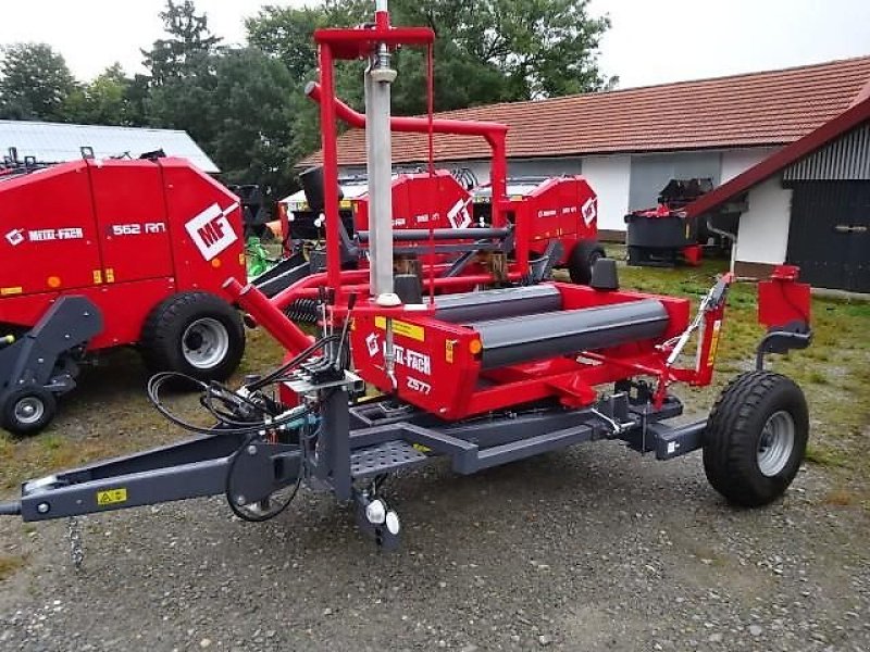 Ballenwickler des Typs Metal-Fach Z 577 Wickelgerät -Neue Version -  Sonderpreis -- mit Seitenlader- mit Ballenaufsteller, Neumaschine in Neureichenau (Bild 1)