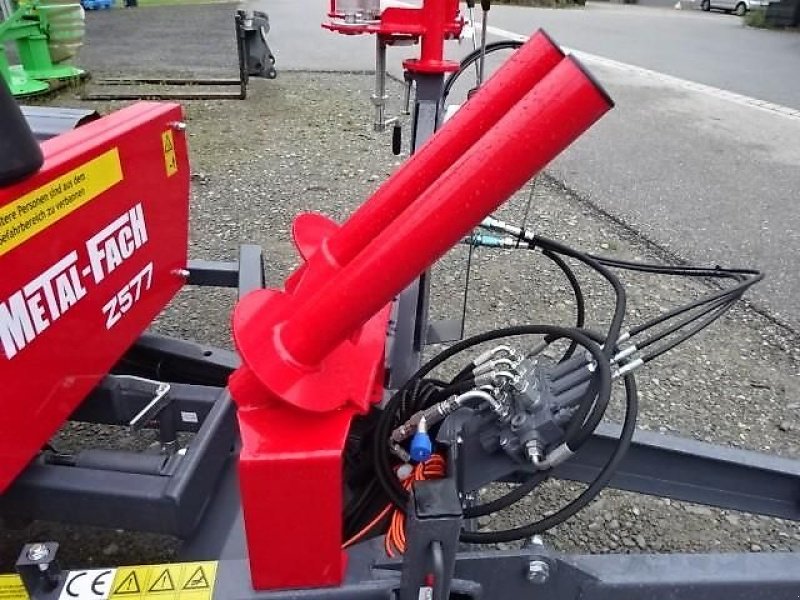 Ballenwickler des Typs Metal-Fach Z 577 Wickelgerät -Neue Version -  Sonderpreis -- mit Seitenlader- mit Ballenaufsteller, Neumaschine in Neureichenau (Bild 9)