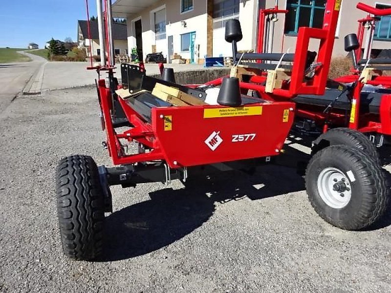 Ballenwickler des Typs Metal-Fach Z 577 Wickelgerät -Neue Version -  Sonderpreis -- mit Seitenlader- mit Ballenaufsteller, Neumaschine in Neureichenau (Bild 2)