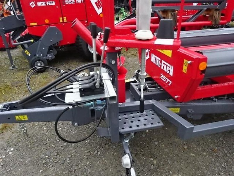 Ballenwickler des Typs Metal-Fach Z 577 Wickelgerät -Neue Version -  Sonderpreis -- mit Seitenlader- mit Ballenaufsteller, Neumaschine in Neureichenau (Bild 23)