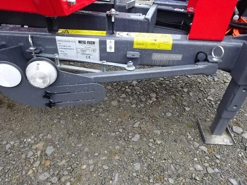 Ballenwickler des Typs Metal-Fach Z 577 Wickelgerät -Neue Version -  Sonderpreis -- mit Seitenlader- mit Ballenaufsteller, Neumaschine in Neureichenau (Bild 10)