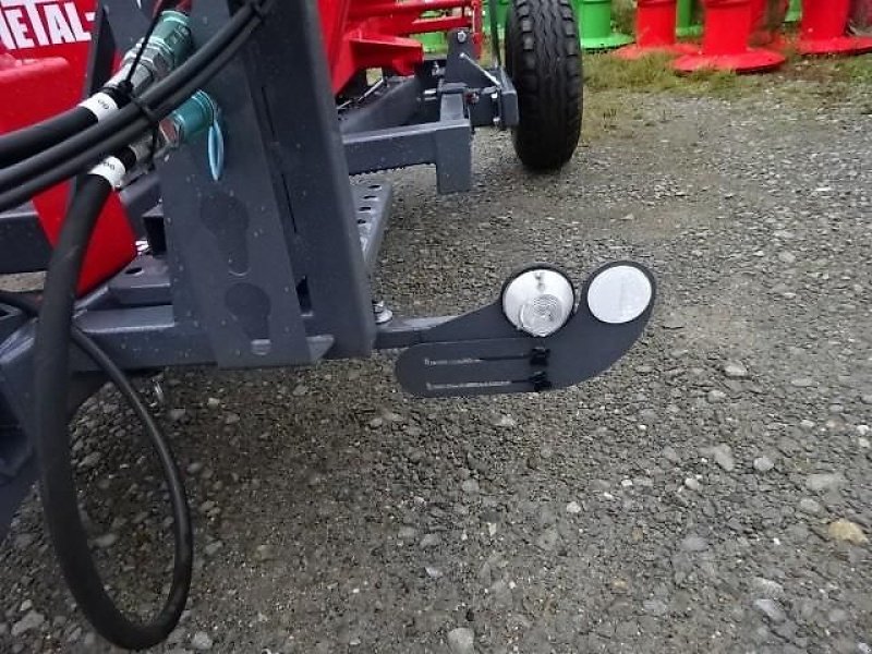 Ballenwickler des Typs Metal-Fach Z 577 Wickelgerät -Neue Version -  Sonderpreis -- mit Seitenlader- mit Ballenaufsteller, Neumaschine in Neureichenau (Bild 4)