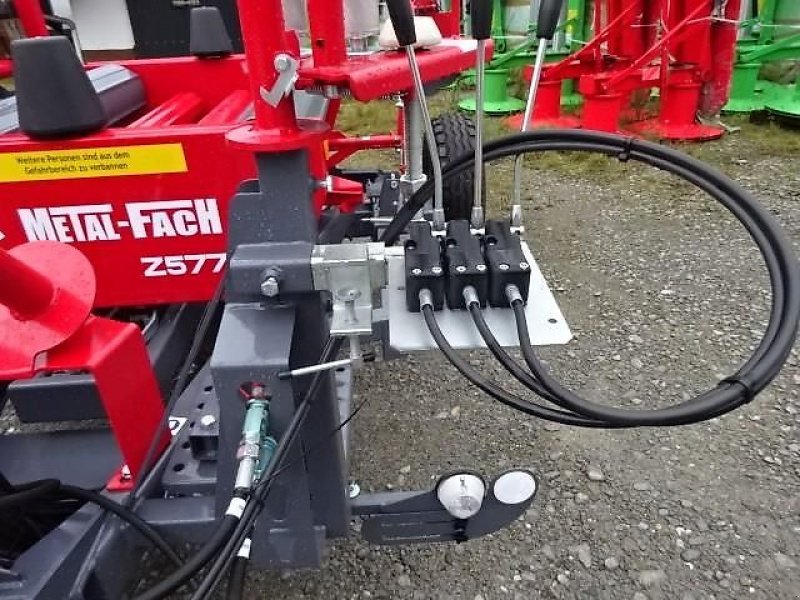 Ballenwickler des Typs Metal-Fach Z 577 Wickelgerät -Neue Version -  Sonderpreis -- mit Seitenlader- mit Ballenaufsteller, Neumaschine in Neureichenau (Bild 5)