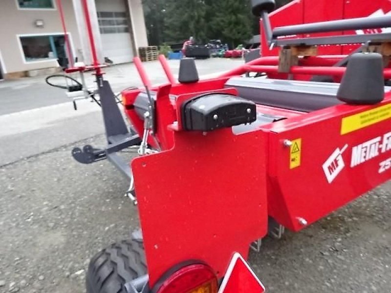 Ballenwickler des Typs Metal-Fach Z 577 Wickelgerät -Neue Version -  Sonderpreis -- mit Seitenlader- mit Ballenaufsteller, Neumaschine in Neureichenau (Bild 16)