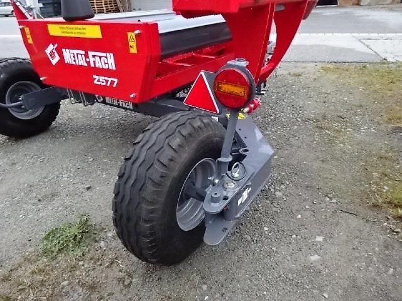 Ballenwickler des Typs Metal-Fach Z 577 Wickelgerät -Neue Version -  Sonderpreis -- mit Seitenlader- mit Ballenaufsteller, Neumaschine in Neureichenau (Bild 12)