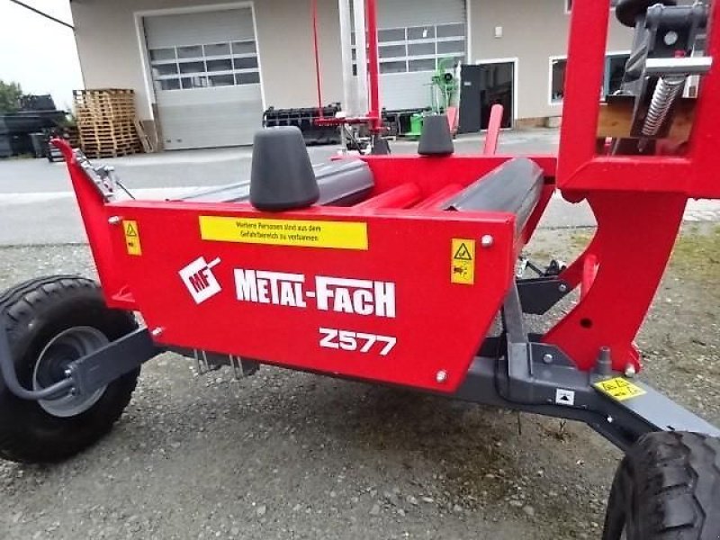 Ballenwickler des Typs Metal-Fach Z 577 Wickelgerät -Neue Version -  Sonderpreis -- mit Seitenlader- mit Ballenaufsteller, Neumaschine in Neureichenau (Bild 3)