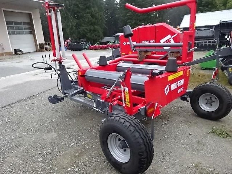 Ballenwickler des Typs Metal-Fach Z 577 Wickelgerät -Neue Version -  Sonderpreis -- mit Seitenlader- mit Ballenaufsteller, Neumaschine in Neureichenau (Bild 17)