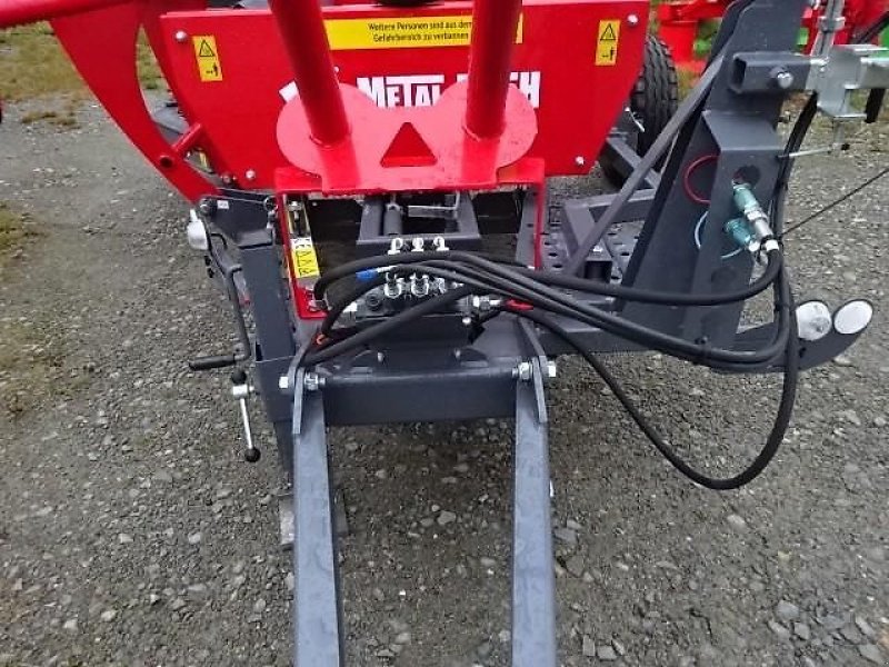 Ballenwickler des Typs Metal-Fach Z 577 Wickelgerät -Neue Version -  Sonderpreis -- mit Seitenlader- mit Ballenaufsteller, Neumaschine in Neureichenau (Bild 7)