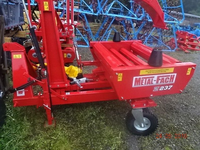 Ballenwickler des Typs Metal-Fach Z 237-10 - Sonderpreis - Wickelgerät - Dreipunktanbau- Hecklader, Neumaschine in Neureichenau (Bild 9)