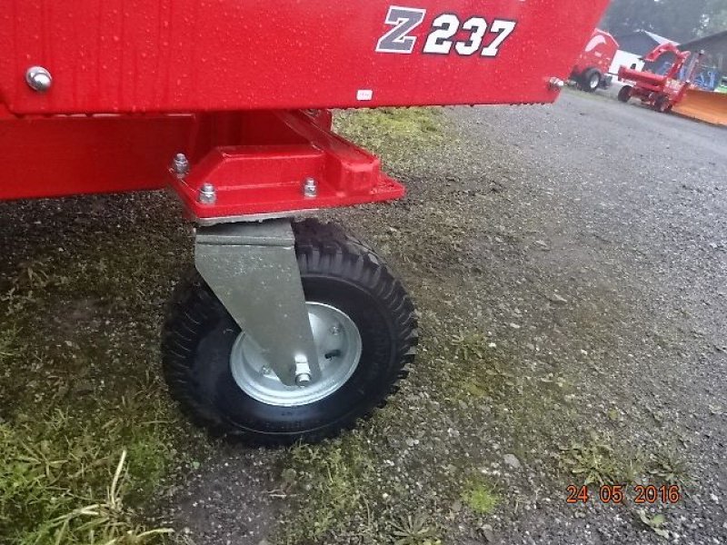 Ballenwickler des Typs Metal-Fach Z 237-10 - Sonderpreis - Wickelgerät - Dreipunktanbau- Hecklader, Neumaschine in Neureichenau (Bild 11)