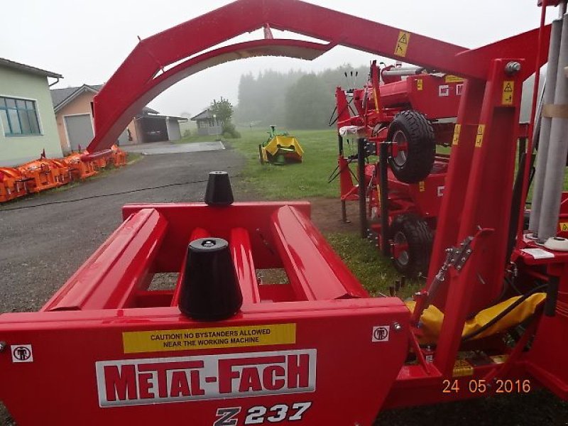 Ballenwickler des Typs Metal-Fach Z 237-10 - Sonderpreis - Wickelgerät - Dreipunktanbau- Hecklader, Neumaschine in Neureichenau (Bild 8)