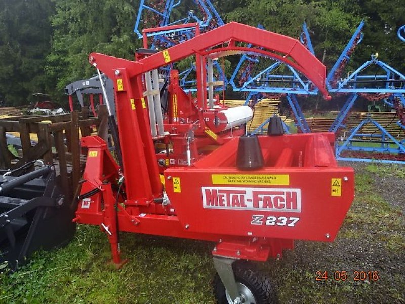 Ballenwickler des Typs Metal-Fach Z 237-10 - Sonderpreis - Wickelgerät - Dreipunktanbau- Hecklader, Neumaschine in Neureichenau (Bild 1)