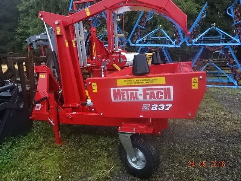 Ballenwickler des Typs Metal-Fach Z 237-10 - Sonderpreis - Wickelgerät - Dreipunktanbau- Hecklader, Neumaschine in Neureichenau (Bild 5)