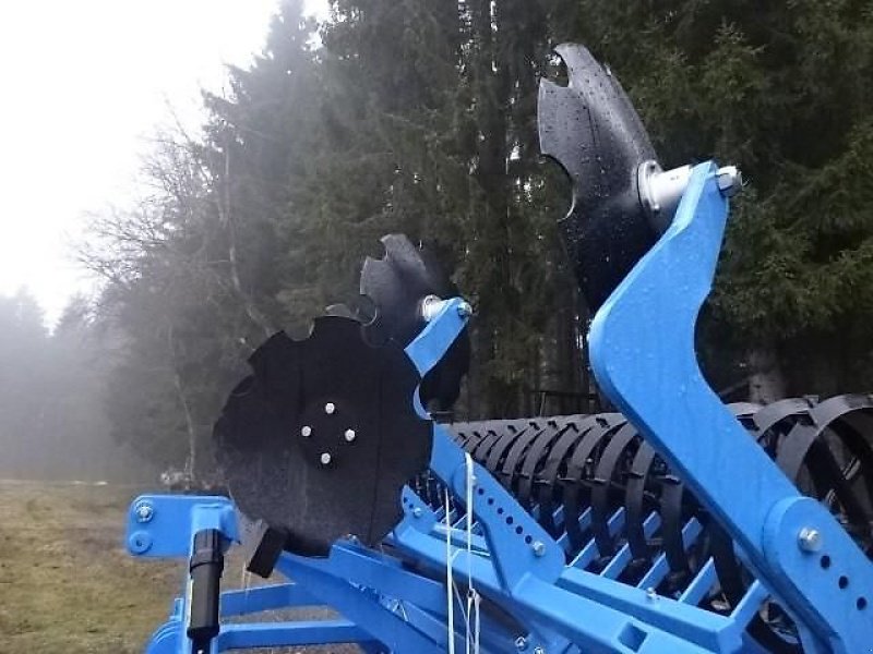 Grubber des Typs Bellon Mit Mix 3- mit Dachringwalze-3 Meter -3 Reihig -  11 Zinken- mit Hohlscheiben -, Neumaschine in Neureichenau (Bild 31)