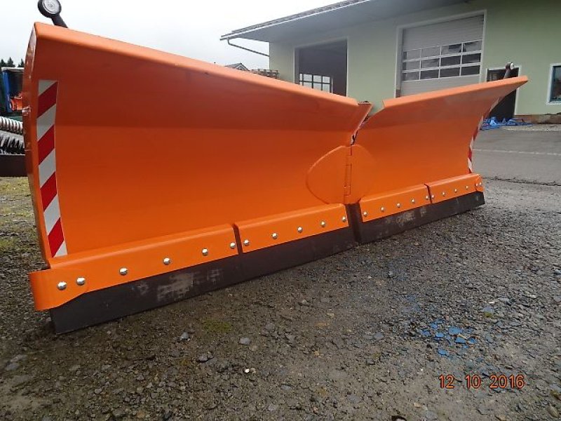 Schneepflug des Typs New Agro Vario M - 330 - Varioschneepflug, Neumaschine in Neureichenau (Bild 2)