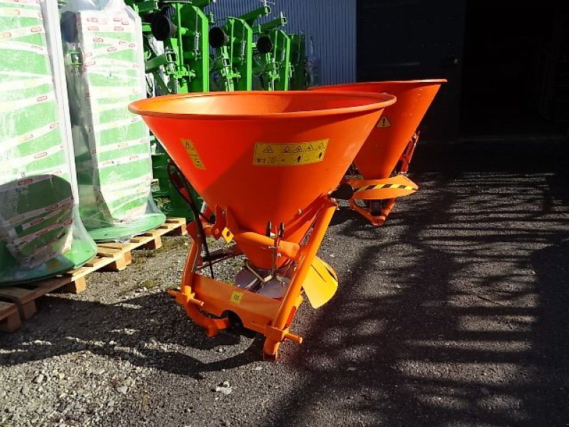 Schneepflug des Typs Bellon Mit 056-1 / 056 2- Salzstreuer m . hydrl. Schieber- Neu - mit Abdeckplane- Trichterstreuer - mit 200 Liter - 300 Liter - 400 Liter oder 600 Liter Inhalt, Neumaschine in Neureichenau (Bild 2)