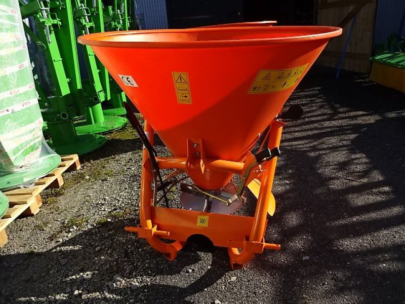 Schneepflug des Typs Bellon Mit 056-1 / 056 2- Salzstreuer m . hydrl. Schieber- Neu - mit Abdeckplane- Trichterstreuer - mit 200 Liter - 300 Liter - 400 Liter oder 600 Liter Inhalt, Neumaschine in Neureichenau (Bild 3)