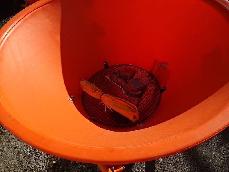 Schneepflug des Typs Bellon Mit 056-1 / 056 2- Salzstreuer m . hydrl. Schieber- Neu - mit Abdeckplane- Trichterstreuer - mit 200 Liter - 300 Liter - 400 Liter oder 600 Liter Inhalt, Neumaschine in Neureichenau (Bild 5)