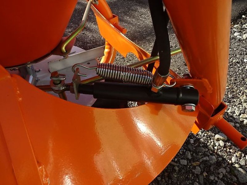 Schneepflug des Typs Bellon Mit 056-1 / 056 2- Salzstreuer m . hydrl. Schieber- Neu - mit Abdeckplane- Trichterstreuer - mit 200 Liter - 300 Liter - 400 Liter oder 600 Liter Inhalt, Neumaschine in Neureichenau (Bild 8)