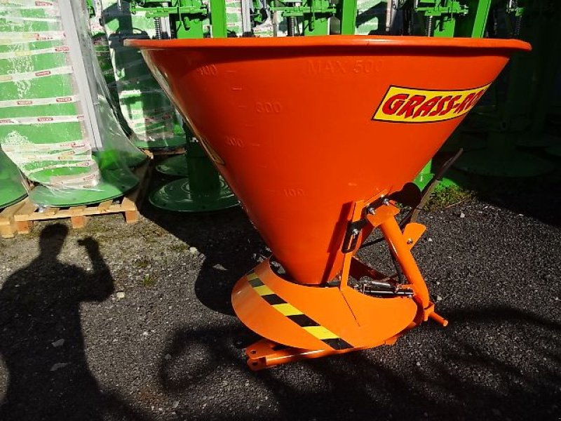 Schneepflug des Typs Bellon Mit 056-1 / 056 2- Salzstreuer m . hydrl. Schieber- Neu - mit Abdeckplane- Trichterstreuer - mit 200 Liter - 300 Liter - 400 Liter oder 600 Liter Inhalt, Neumaschine in Neureichenau (Bild 11)