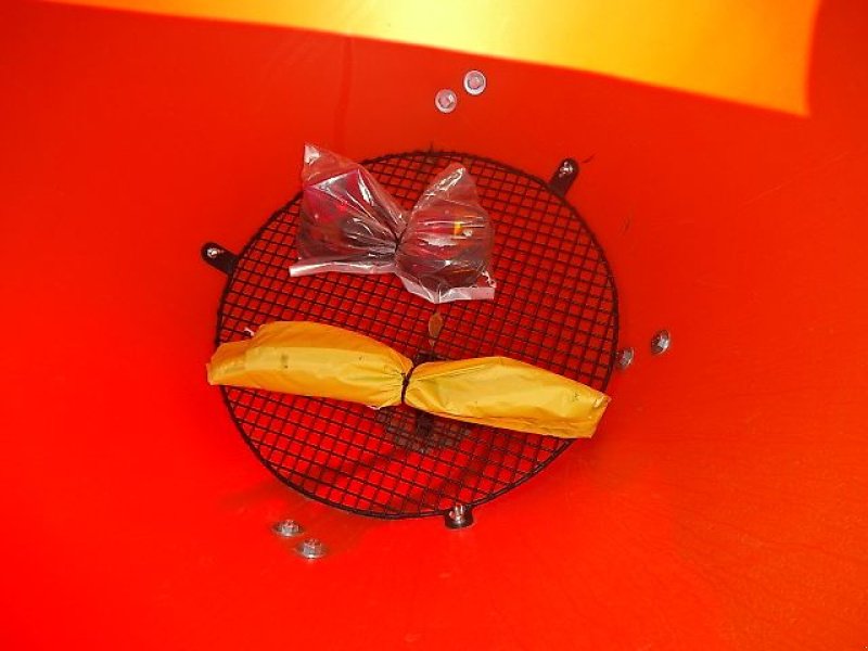 Schneepflug des Typs Bellon Mit 056-1 / 056 2- Salzstreuer m . hydrl. Schieber- Neu - mit Abdeckplane- Trichterstreuer - mit 200 Liter - 300 Liter - 400 Liter oder 600 Liter Inhalt, Neumaschine in Neureichenau (Bild 13)