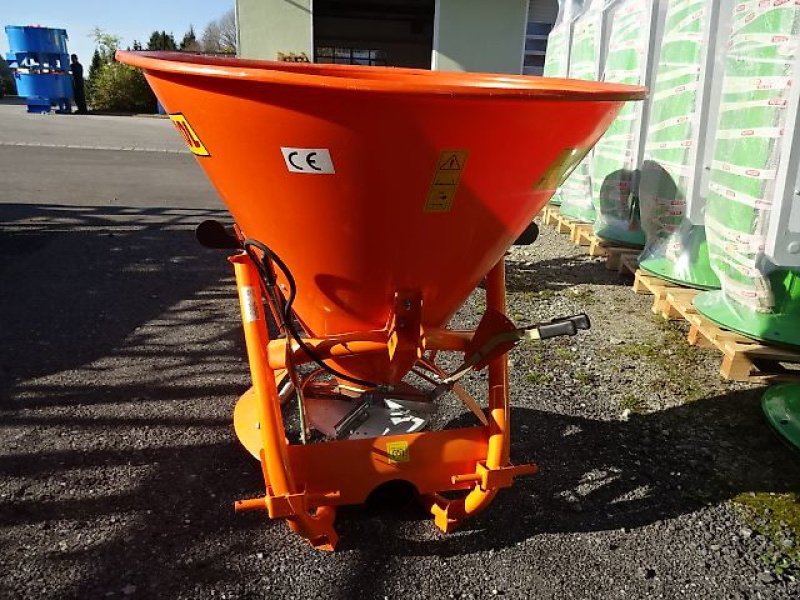 Schneepflug des Typs Bellon Mit 056-1 / 056 2- Salzstreuer m . hydrl. Schieber- Neu - mit Abdeckplane- Trichterstreuer - mit 200 Liter - 300 Liter - 400 Liter oder 600 Liter Inhalt, Neumaschine in Neureichenau (Bild 15)