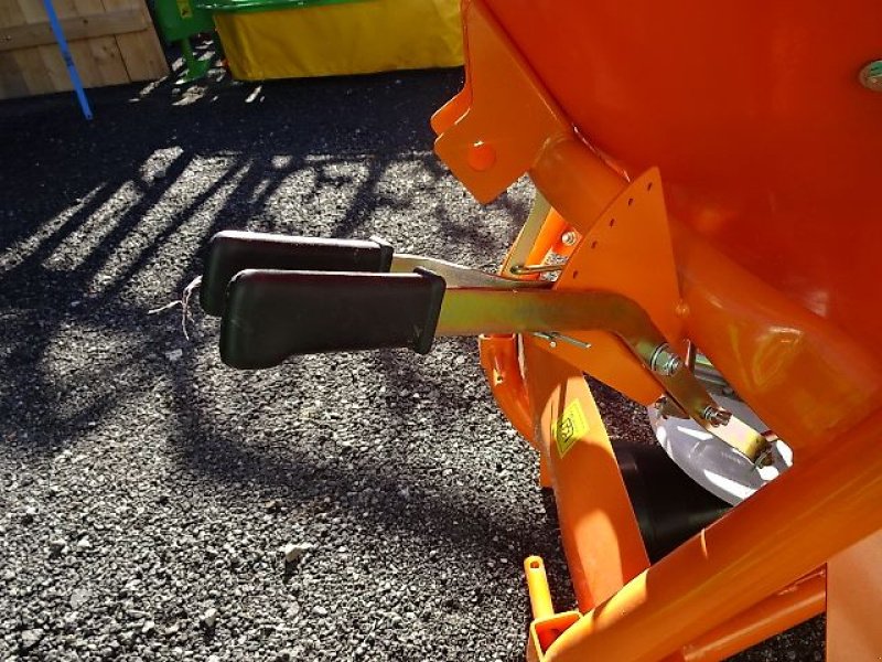 Schneepflug des Typs Bellon Mit 056-1 / 056 2- Salzstreuer m . hydrl. Schieber- Neu - mit Abdeckplane- Trichterstreuer - mit 200 Liter - 300 Liter - 400 Liter oder 600 Liter Inhalt, Neumaschine in Neureichenau (Bild 16)