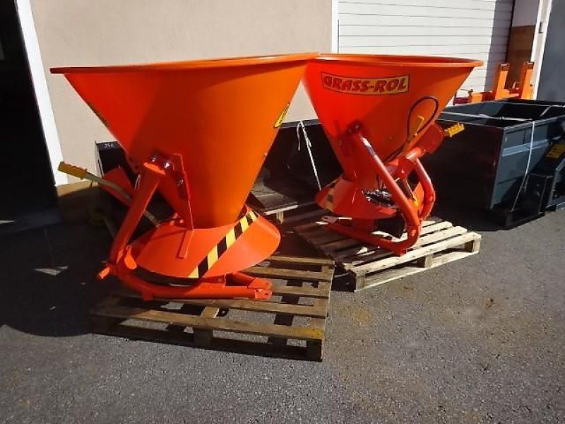 Schneepflug des Typs Bellon Mit 056-1 / 056 2- Salzstreuer m . hydrl. Schieber- Neu - mit Abdeckplane- Trichterstreuer - mit 200 Liter - 300 Liter - 400 Liter oder 600 Liter Inhalt, Neumaschine in Neureichenau (Bild 19)