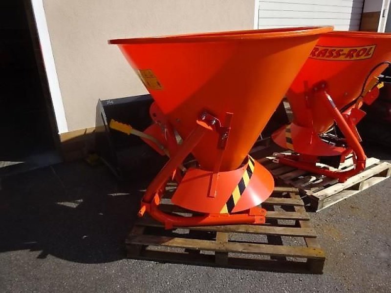 Schneepflug des Typs Bellon Mit 056-1 / 056 2- Salzstreuer m . hydrl. Schieber- Neu - mit Abdeckplane- Trichterstreuer - mit 200 Liter - 300 Liter - 400 Liter oder 600 Liter Inhalt, Neumaschine in Neureichenau (Bild 20)