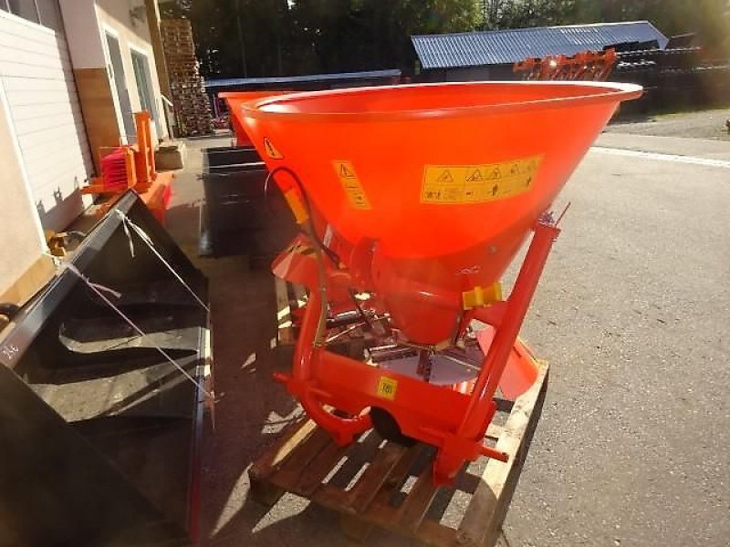 Schneepflug des Typs Bellon Mit 056-1 / 056 2- Salzstreuer m . hydrl. Schieber- Neu - mit Abdeckplane- Trichterstreuer - mit 200 Liter - 300 Liter - 400 Liter oder 600 Liter Inhalt, Neumaschine in Neureichenau (Bild 21)