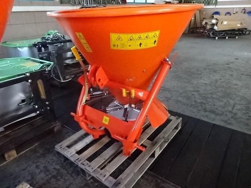 Schneepflug des Typs Bellon Mit 056-1 / 056 2- Salzstreuer m . hydrl. Schieber- Neu - mit Abdeckplane- Trichterstreuer - mit 200 Liter - 300 Liter - 400 Liter oder 600 Liter Inhalt, Neumaschine in Neureichenau (Bild 24)