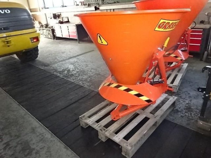 Schneepflug des Typs Bellon Mit 056-1 / 056 2- Salzstreuer m . hydrl. Schieber- Neu - mit Abdeckplane- Trichterstreuer - mit 200 Liter - 300 Liter - 400 Liter oder 600 Liter Inhalt, Neumaschine in Neureichenau (Bild 25)