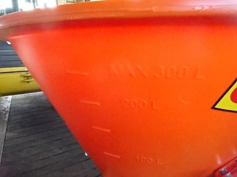 Schneepflug des Typs Bellon Mit 056-1 / 056 2- Salzstreuer m . hydrl. Schieber- Neu - mit Abdeckplane- Trichterstreuer - mit 200 Liter - 300 Liter - 400 Liter oder 600 Liter Inhalt, Neumaschine in Neureichenau (Bild 26)