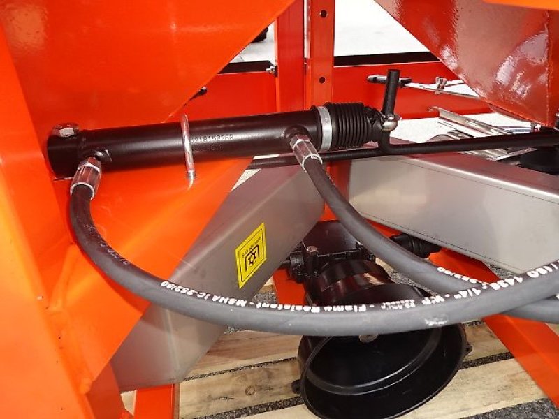 Schneepflug des Typs Rol-Ex NEUE- N0 56/  3- Salzstreuer -  600 und  Liter  1000 möglich, Neumaschine in Neureichenau (Bild 11)