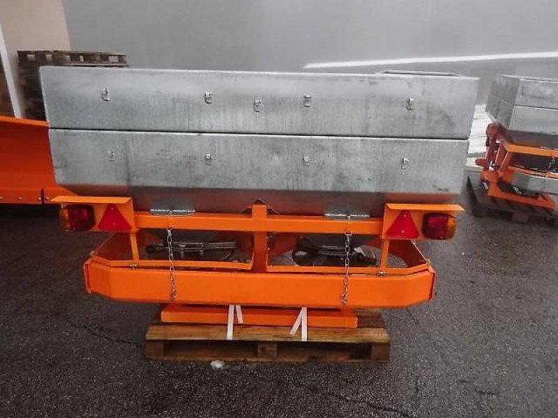 Schneepflug des Typs Bellon Mit Salzstreuer 1000 Liter - 2 Streuräder-, Neumaschine in Neureichenau (Bild 15)